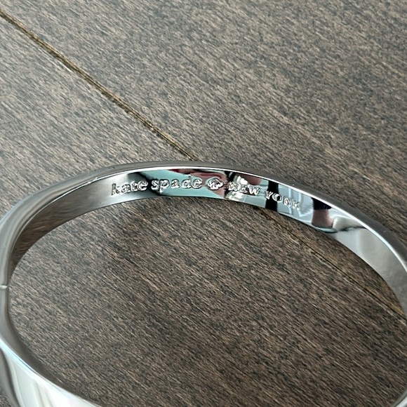 KATE SPADE Do The Twist Pave Hinged Bangle Bracelet, Silver Designer Jewellery - Picture 4 of 5